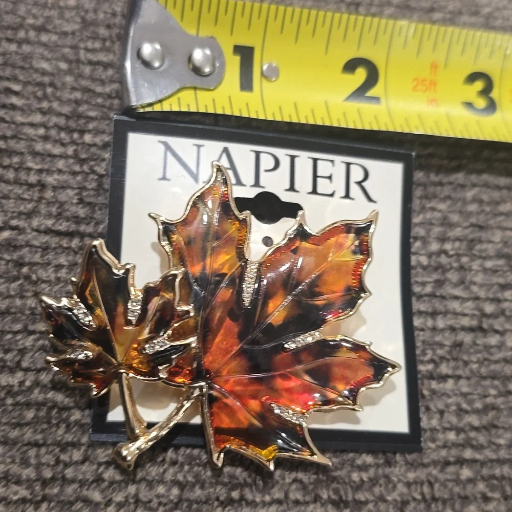 NAPIER BRAND FASHION JEWELRY FANCY SPARKLING GOLDTONE FALL LEAVES PIN BROOCH
